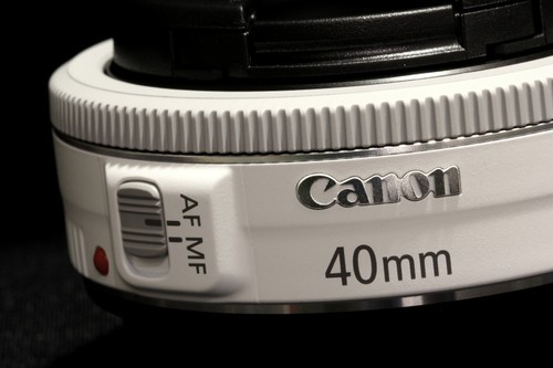 佳能白色版本EF 40/2.8 STM镜头实物图片