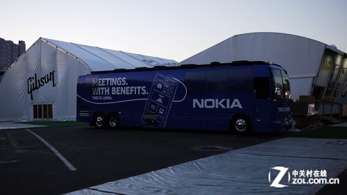 印有诺基亚Lumia宣传广告的大巴车