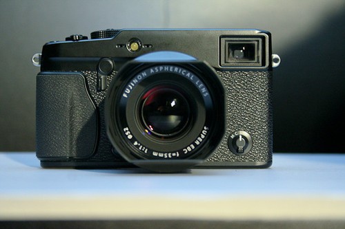 富士可换头高端单电相机X-Pro1实物图