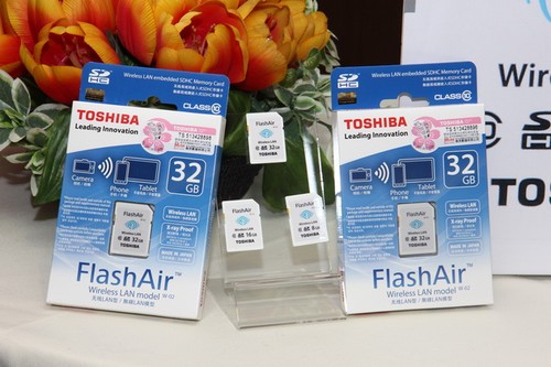 东芝在香港举办的新品发布会，最新款式Flash Air SDHC存储卡亮相