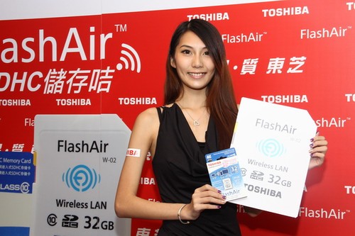 东芝在香港举办的新品发布会，最新款式Flash Air SDHC存储卡亮相
