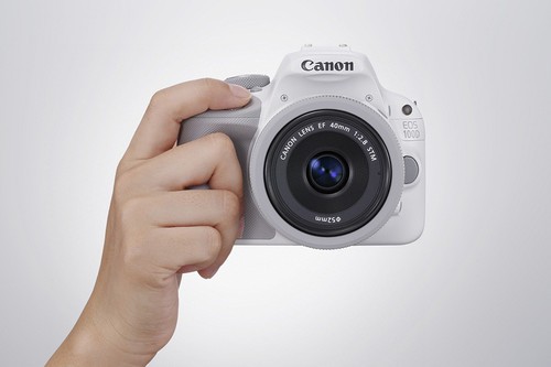 白色限量版EOS 100D搭配EF 40mm F2.8 STM镜头外观