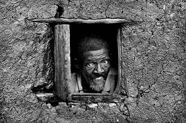 向窗外眺望的村民（非洲 马里共和国 多贡人居住区）