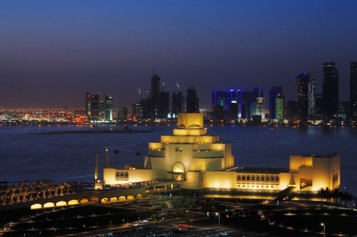 现在的卡塔尔伊斯兰艺术博物馆是世界闻名的博物馆，博物馆的灯光照亮了城市的夜空，博物馆收藏有手抄本，纺织品，陶瓷
