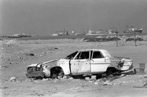 1977年，一辆美国的Plymouth汽车被丢弃在城市郊区的沙漠中