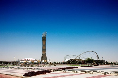 位于城市郊区的旅游景点，Khalifa国际体育场和984英尺的火炬塔