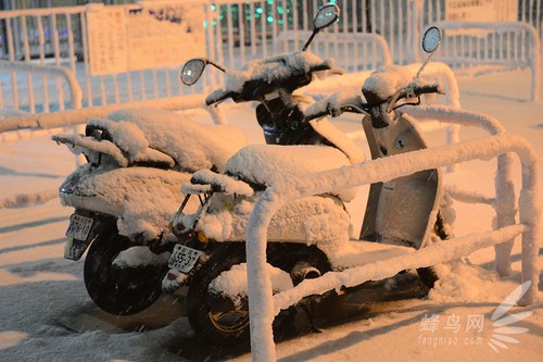摩托车上已经覆盖了厚厚的雪