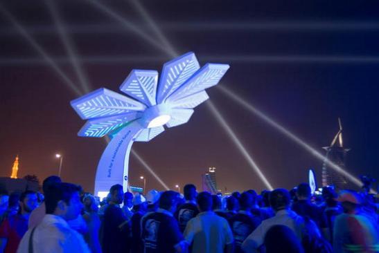 迪拜太阳能“棕榈树”：晚上变手机充电器